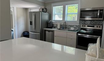53 Center Ave, Middletown, RI 02842