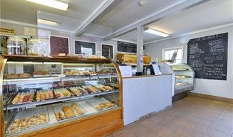 72 E Main Rd, Middletown, RI 02842