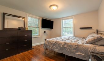 17 Edgewood St, Cromwell, CT 06416