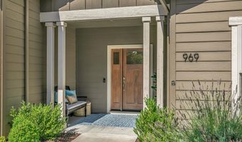 969 Camelot Dr, Ashland, OR 97520