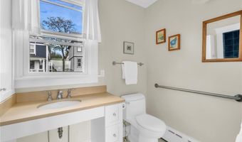4 Van Zandt Ave, Newport, RI 02840