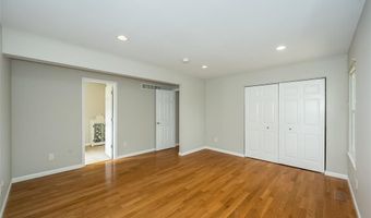 693 Woodrun Ct, Ballwin, MO 63021
