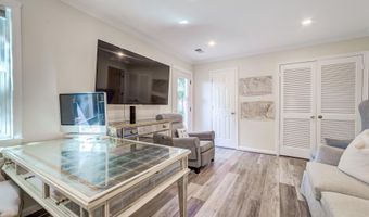 8 CARRIAGE HOUSE Cir, Alexandria, VA 22304
