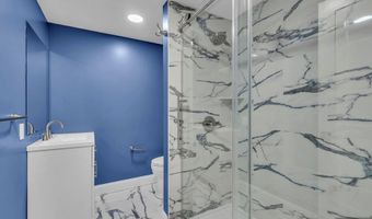 55 Maiden Ln, Bergenfield, NJ 07621