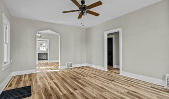 110 W Locust St, Aurora, MO 65605