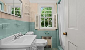 8 North Dr, Middletown, RI 02842