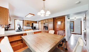 525 Skyline Dr, Algonquin, IL 60102