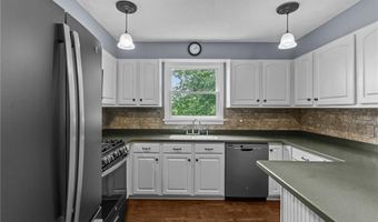 43 Peckham Pl, Bristol, RI 02809