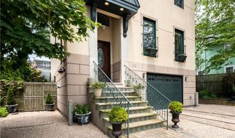 22 Young St, Newport, RI 02840