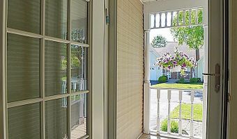 10 Sweet Bay Ln, Amherst, NY 14221