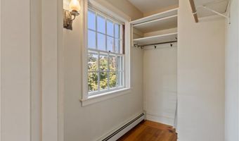 20 Drowne Pkwy, East Providence, RI 02916