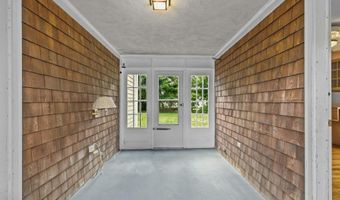 8 North Dr, Middletown, RI 02842