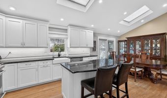41 Montclair Ave, Airmont, NY 10952