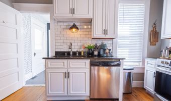 120 W Locust St, Aurora, MO 65605