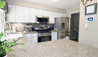872 Village Brook Ct, Ballwin, MO 63021