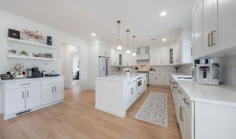 2 Buckingham Rd, Bayonne, NJ 07035