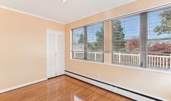 5813 MIDHILL St, Bethesda, MD 20817