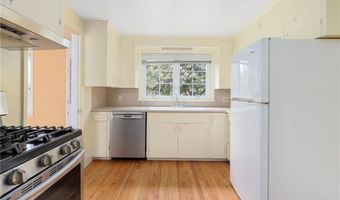 61 Applegate Rd, Cranston, RI 02920