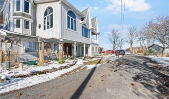 584 Apple Dr, Akron, OH 44319