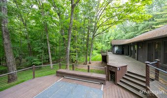 550 Greentree Ln NE, Ada, MI 49301
