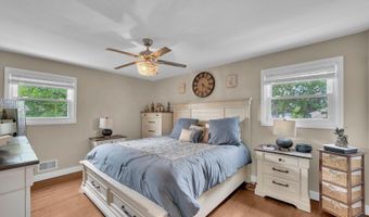 9 Brentwood Ter, Middletown, NJ 07748