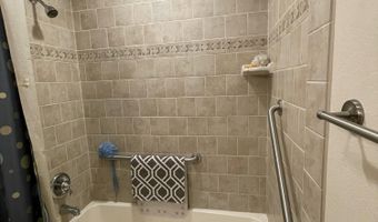 2105 Oakridge Dr, Ava, MO 65608