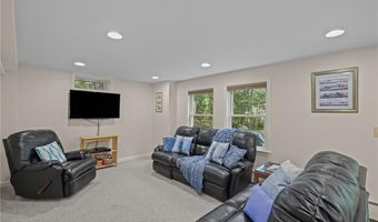 105 LYNN Cir, East Greenwich, RI 02818