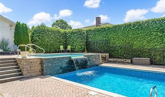 94 Greening Ln, Cranston, RI 02920