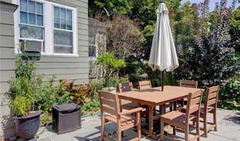 27 Cranston Ave, Newport, RI 02840