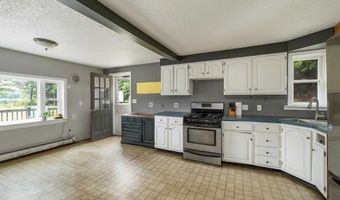 18 W Huntress Pond Rd, Barnstead, NH 03225