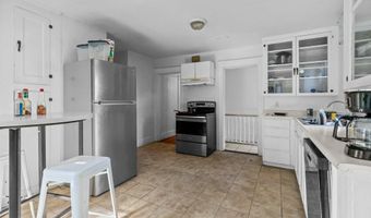 21 Slocum St, Newport, RI 02840