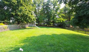 912 Oakwood Farms Ln, Ballwin, MO 63021