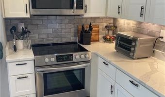 16 Dudley Ave 6, Newport, RI 02840