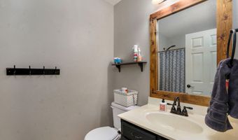 1813 Edgewood Dr, Aurora, MO 65605