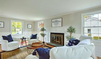 18 Chantilly Dr, Barrington, RI 02806