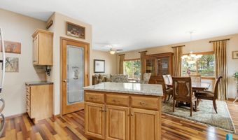 1609 S Locust Ave, Brandon, SD 57005