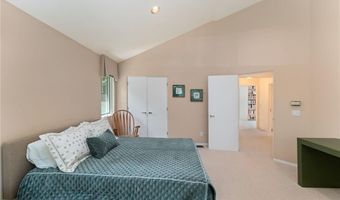 125 Woodruff Ave, Narragansett, RI 02882