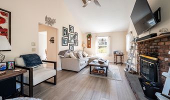 2 Greenview Rd, Brookfield, CT 06804