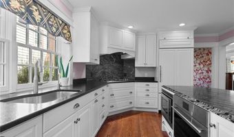 51 Ayrault St, Newport, RI 02840