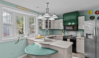 21 Earlham Way, Warwick, RI 02886
