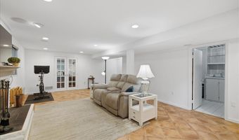 8906 TRANSUE Dr, Bethesda, MD 20817