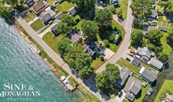 206 Edgewater Dr, Algonac, MI 48001