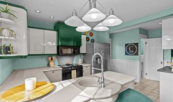 21 Earlham Way, Warwick, RI 02886