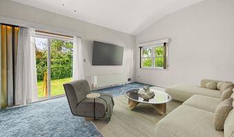 20 Sunshine Ln, Amityville, NY 11701