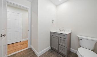 7 Betsey Williams Dr, Warwick, RI 02889