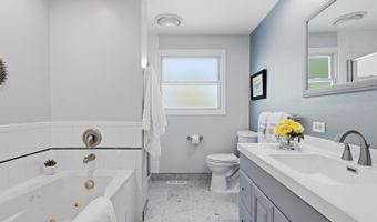 237 N Pioneer Dr, Addison, IL 60101