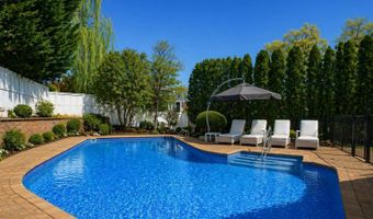 2 Crest Hollow Ln, Albertson, NY 11507