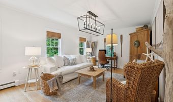 2 Valley Ave, Falmouth, ME 04105