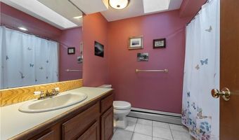 8 Robin Dr, North Kingstown, RI 02852