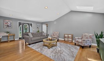 63 Ansel White Dr, Acushnet, MA 02743